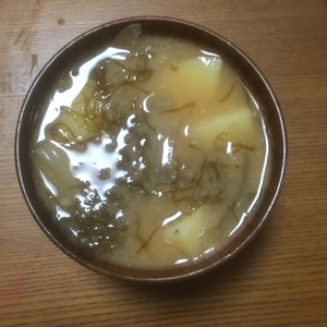 食物繊維たっぷり♪　「もずくと野菜の味噌汁」